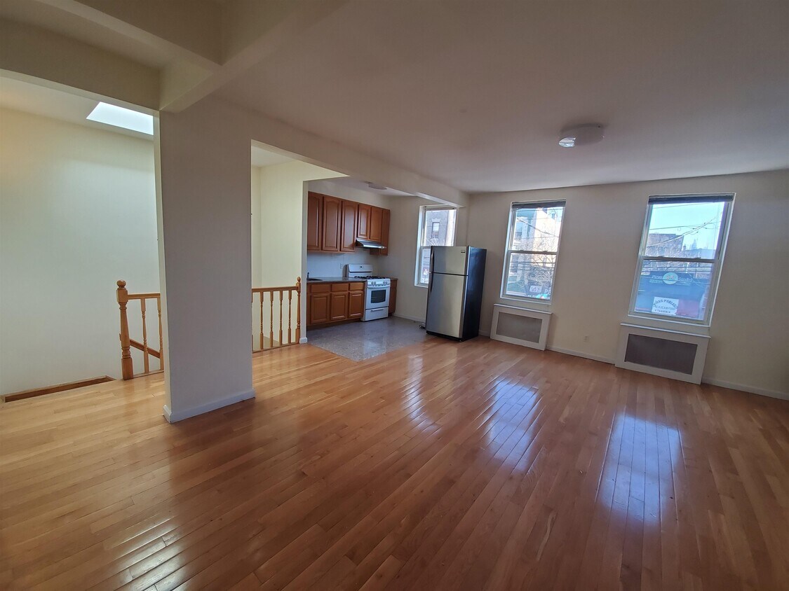 Primary Photo - 4213 Park Ave