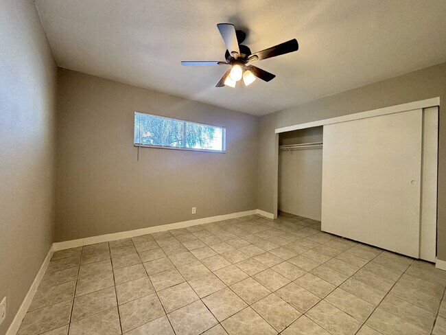 Foto del edificio - Updated Upstairs 2 Bed | 1 Bath Apartment Near the Las Vegas Strip