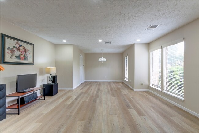 Building Photo - 2902 Field Line Dr