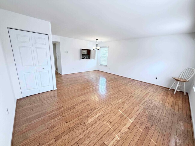 Foto del edificio - 2BR MORGANDALE CONDO AVAIL. IMMED!!