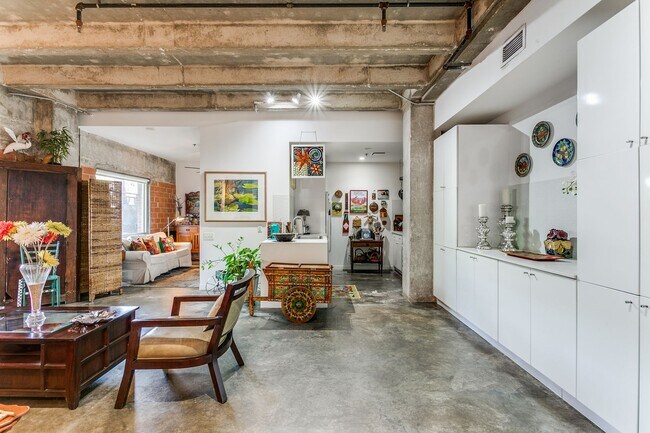 Foto del edificio - FANTASTIC 2-BEDROOM KING WILLIAM CONDOMINIUM