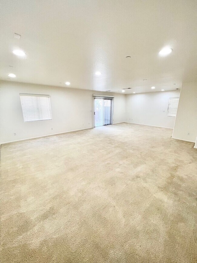 Building Photo - 3bd 3bth Gated