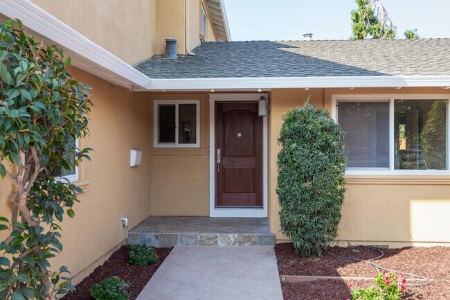 Building Photo - 4019 Woodford Dr