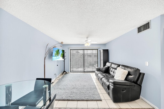 Building Photo - 130 Cypress Club Dr