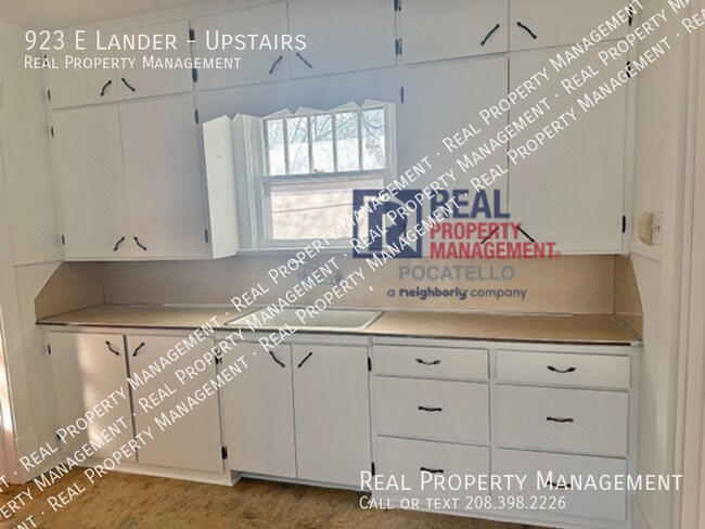 Building Photo - 2 bed 1 bath - Upstairs unit