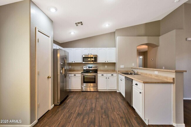 Building Photo - 1228 E Elm Rd