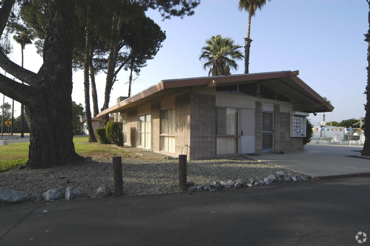 Palm Villa Mobile Home Park Apartments in Hemet, CA