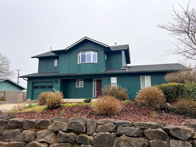 Building Photo - 4BD/2BA SUBURBAN HOME IN COBURG