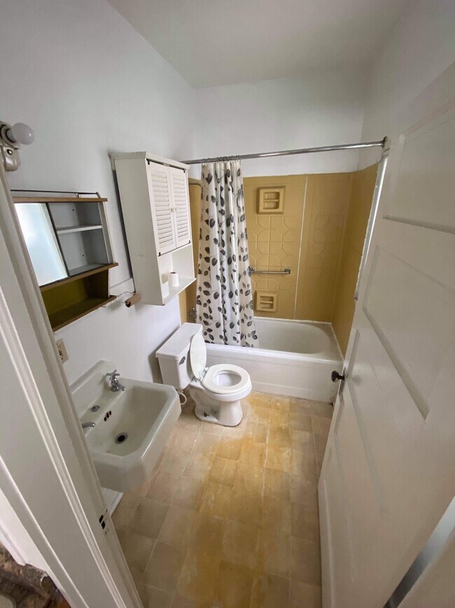 bathroom - 135 E Portage Ave
