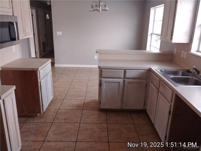 Foto del edificio - 13 Lake View Dr