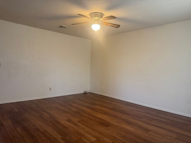 Foto del edificio - Charming 2-Bedroom Duplex with Fenced Backyard, Steps from the Colorado River