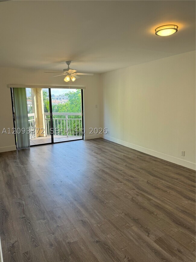 Foto del edificio - 8290 Lake Dr