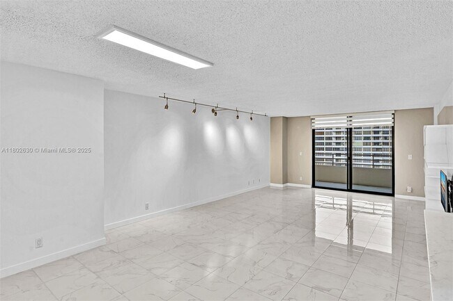 Building Photo - 2500 Parkview Dr