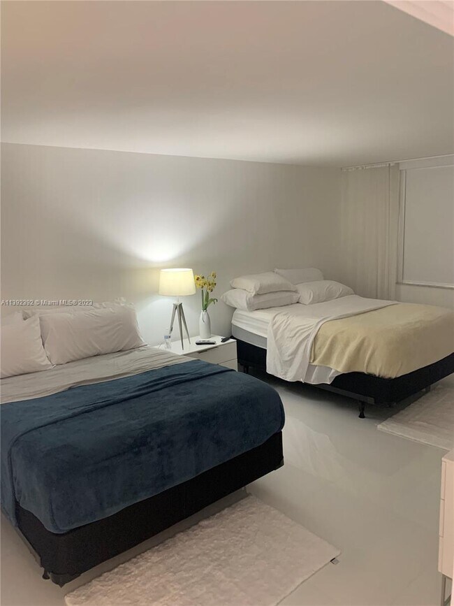 Building Photo - 540 Brickell Key Dr