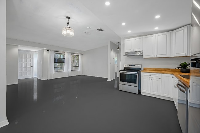 Building Photo - 1815 Apache Trail