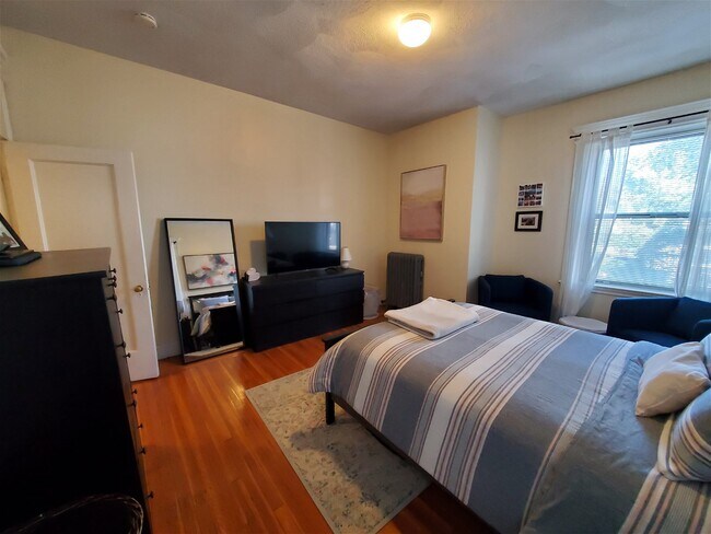 Building Photo - 1694 Beacon Street Apt #3, Brookline, MA 0...