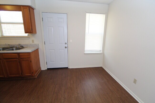 Foto del edificio - Convenient Southwest Pensacola Living — 3BR Home with Open Floor Plan, Private Fenced Yard & Easy...