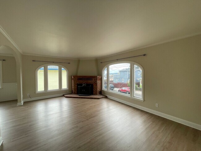 Building Photo - A gorgeous 3 bedroom and 1 bathroom home in Pacifica!