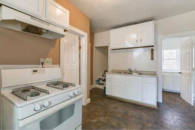 Building Photo - 3015 N Girard Ave