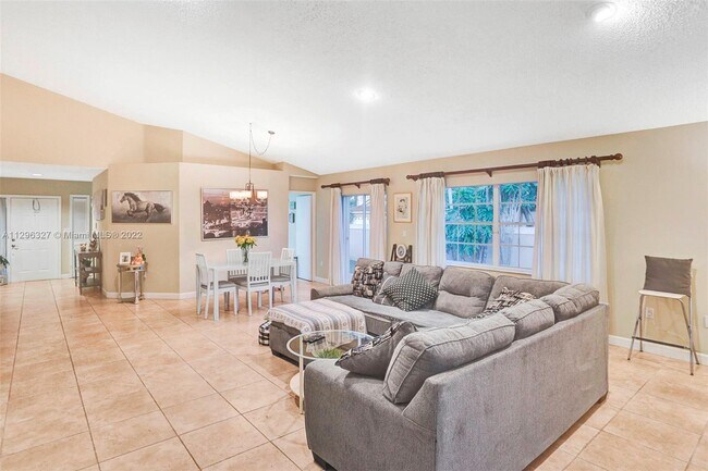 Foto del edificio - 4728 NW 103rd Ct