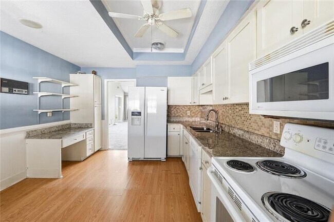 Building Photo - 813 Serramonte Dr