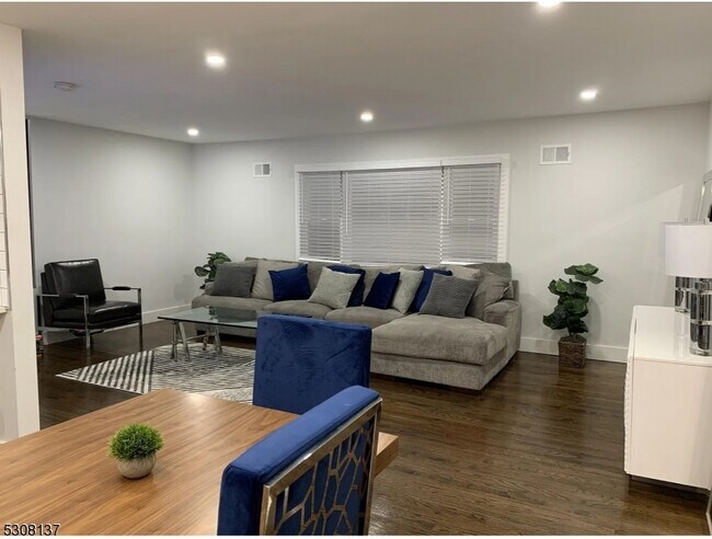 Foto del edificio - 32 Henry St