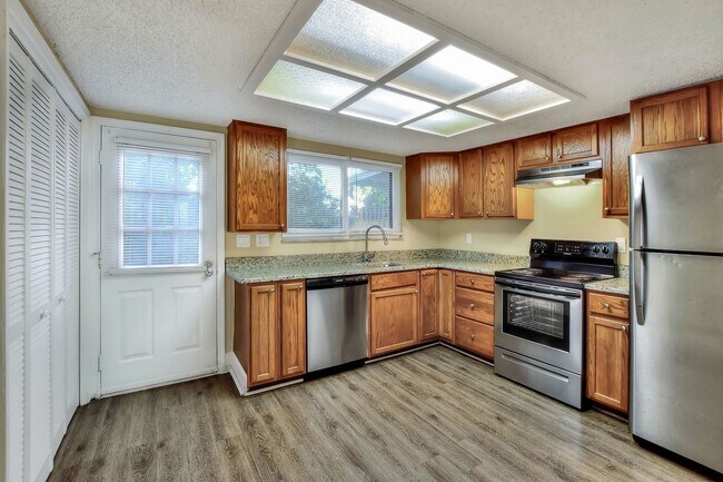 Foto del edificio - Two-Bedroom Townhouse near Park