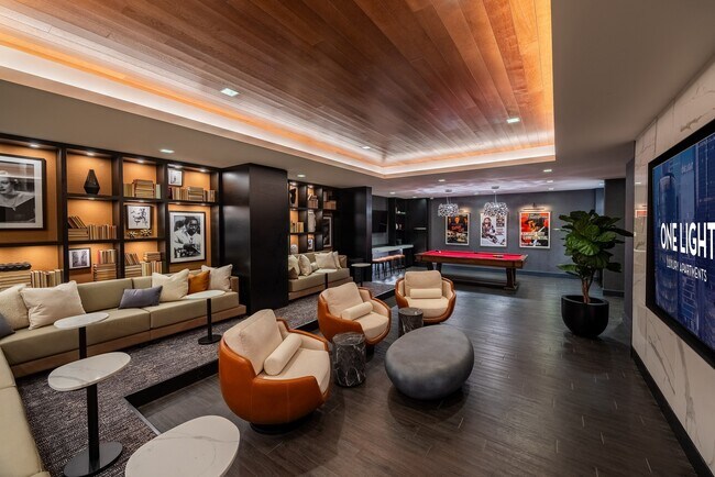 El renovado teatro y salón social de One Light Luxury Apartments - One Light Luxury Apartments