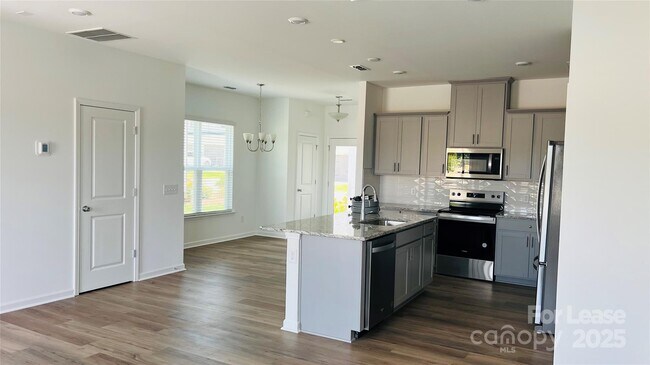 Foto del edificio - 2125 Riverstone Blvd