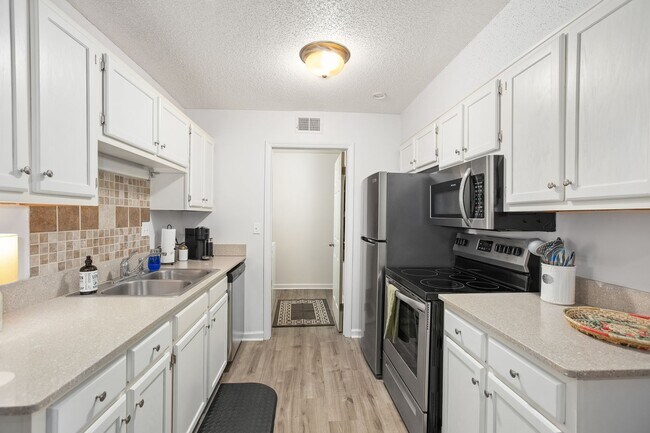Foto del edificio - Furnished 1-Bedroom Condo with Modern Updates in Winston-Salem