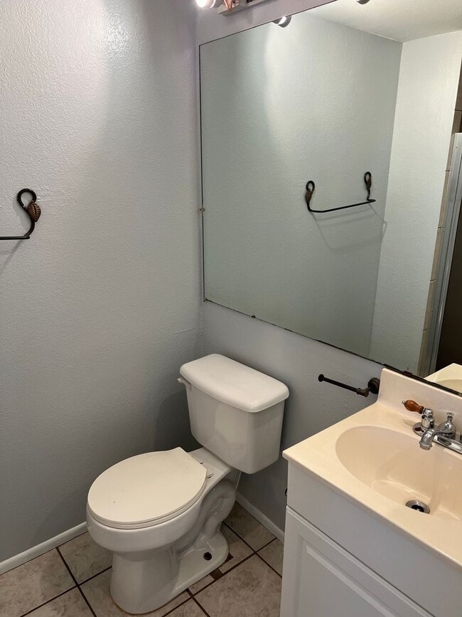 Building Photo - AFFORDABLE TOWNHOME IN TEMPE!!