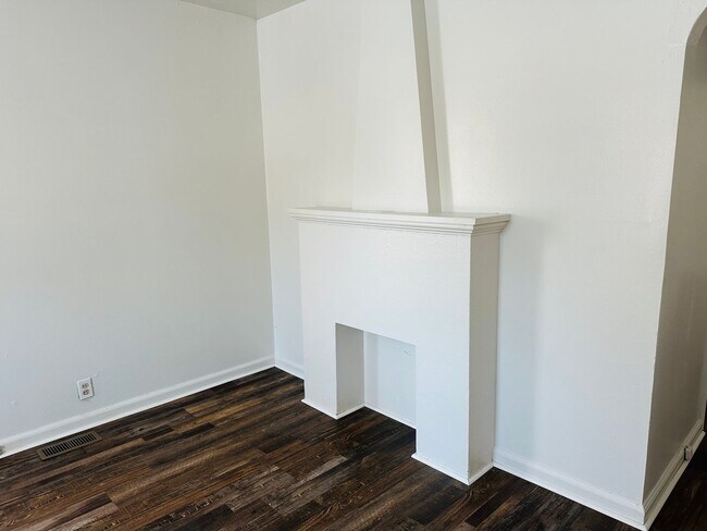 Building Photo - One Bedroom, One Bath, Freshly Painted wit...