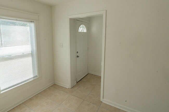Building Photo - 4bd/2ba Close to all Campuses!