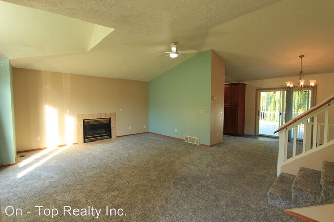 Building Photo - 3 br, 2 bath House - 422 W. Falcon Rd.