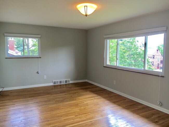 living room - 1822 Jackson Ave Townhome