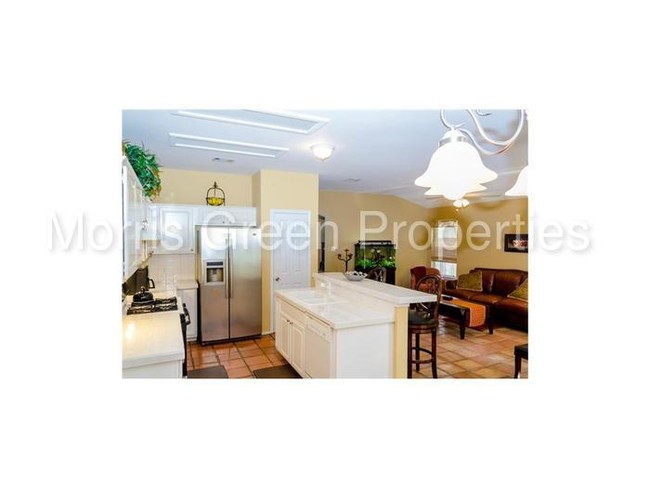 Building Photo - 2100 Lobelia Dr