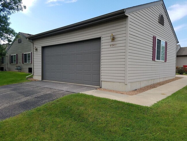 Foto del edificio - One level living in this end unit townhome!