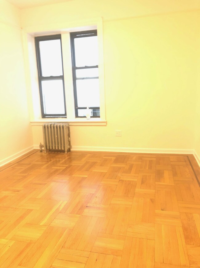 Foto del edificio - 60-15 Woodside Ave