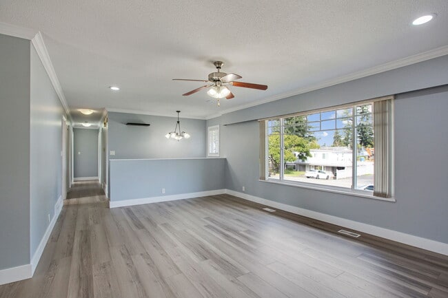 Building Photo - Spacious 3 Bed 1.5 Bath upper level Home f...