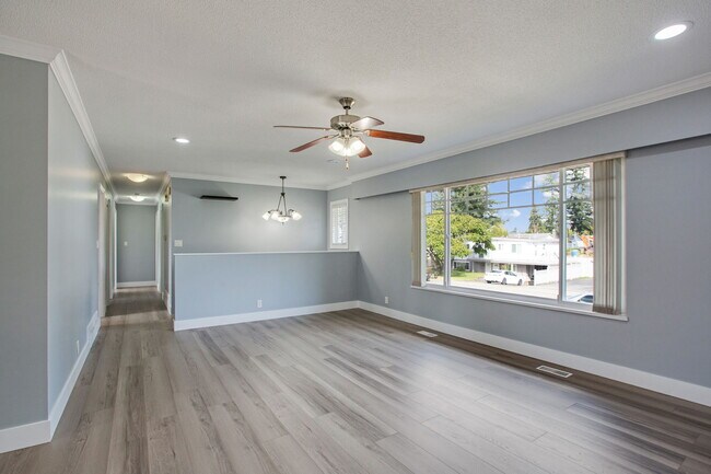 Building Photo - Spacious 4 Bed 3 Bath ground level Home fo...