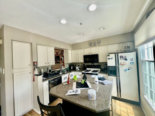 Foto del edificio - Charming and Spacious 3-Bedroom Home for R...
