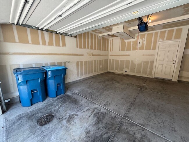 Foto del edificio - GUARD GATED 3 BED 2.5 BATH 2 CAR GARAGE TO...