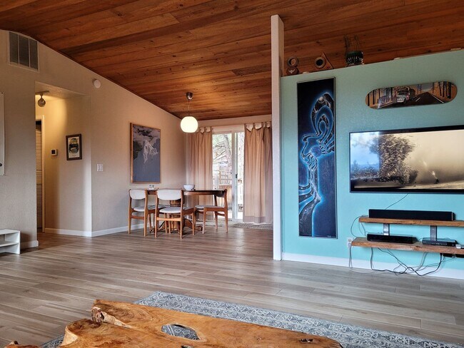 Foto del edificio - Spacious House, Front & Back Porch! Awbrey Butte Hillside with Mountain Views. Furnished 30-Day Min.