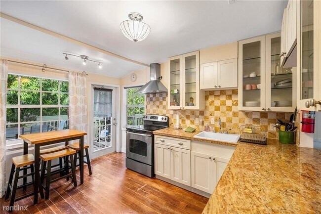 Building Photo - 2 br, 2 bath House - 709 SW 12th Ave