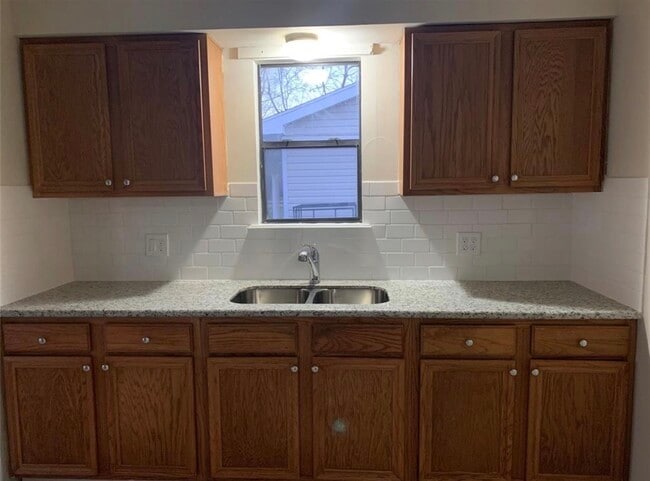 Building Photo - 324 Delaware St