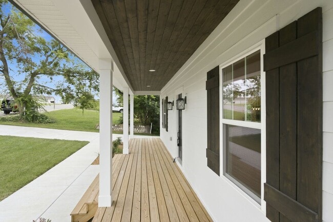 Photo - Spacious 5-Bedroom with Fenced Yard & Modern Amenities House
