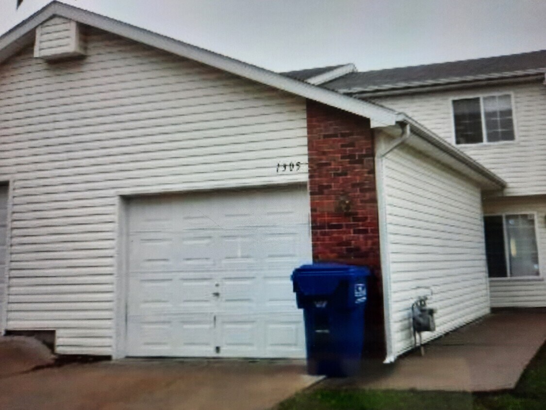 1305 Trimble St, Lincoln, NE 68522 Townhouse for Rent in Lincoln, NE