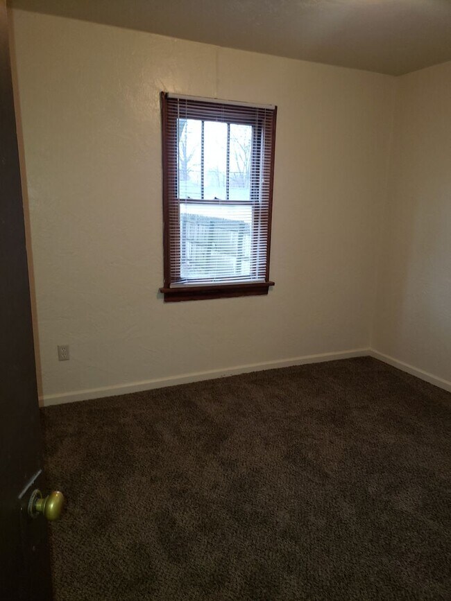 Building Photo - 2 Bedroom near McMillen Park