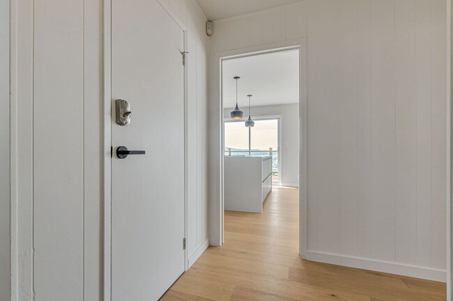 Foto del edificio - Stunning Three Bedroom Home in Westwood Hi...