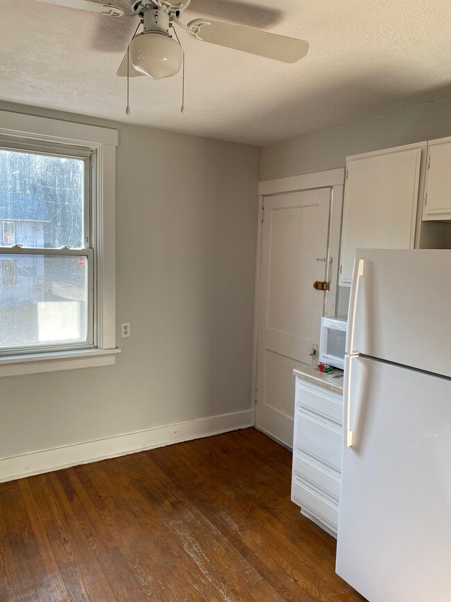 Kitchen/Main entrance - 1507 Evergreen Rd